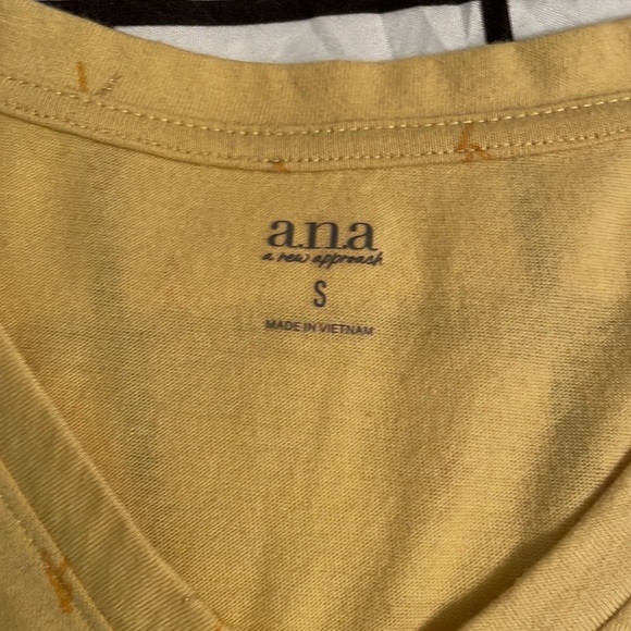 Women’s v-neck t-shirt size small - Picture 3 of 3